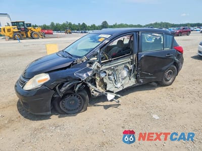 2011 NISSAN VERSA 1.8 S 3N1BC1CPXBL479762 - główne zdjęcie licytacji z USA - miniatura