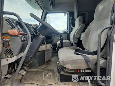 Zdjęcie 7 z 14 samochodu: 2008 VOLVO VNL SEMI TRUCK VIN:4V4NC9TK08N495060 - miniatura