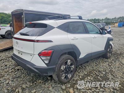 Trzecie zdjęcie samochodu z tyłu: 2024 HYUNDAI KONA SEL VIN:KM8HBCAB9RU118323 - miniatura