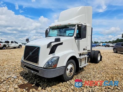 2017 VOLVO VNL SEMI TRUCK 4V4N39TG1HN987964 - główne zdjęcie licytacji z USA - miniatura