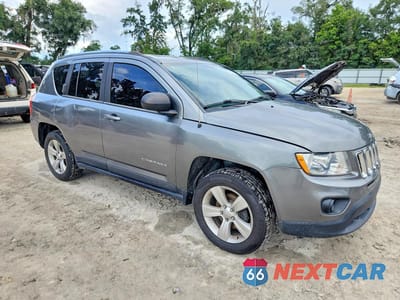 Czwarte zdjęcie samochodu z boku: 2013 JEEP COMPASS LATITUDE VIN:1C4NJCEB3DD196982 - miniatura