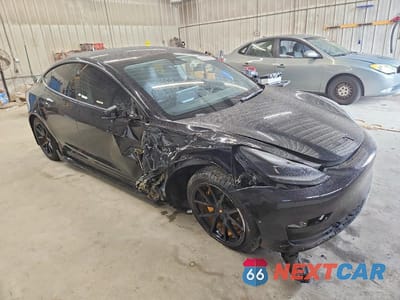 Czwarte zdjęcie samochodu z boku: 2022 TESLA MODEL 3 VIN:5YJ3E1EB1NF107596 - miniatura