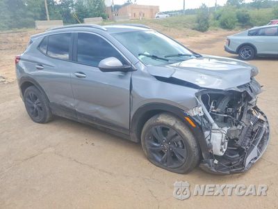 Czwarte zdjęcie samochodu z boku: 2024 BUICK ENCORE GX SPORT TOURING VIN:KL4AMDSL1RB116083 - miniatura