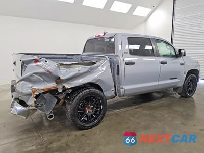 Trzecie zdjęcie samochodu z tyłu: 2020 TOYOTA TUNDRA SR5 VIN:5TFDY5F12LX947916 - miniatura