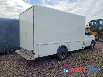 Trzecie zdjęcie samochodu z tyłu: 2018 GMC SAVANA BOX TRUCK VIN:7GZ67UCG8JN000339 - miniatura