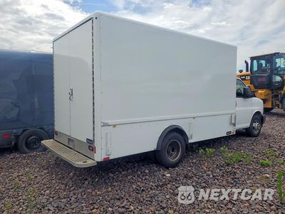 Trzecie zdjęcie samochodu z tyłu: 2018 GMC SAVANA BOX TRUCK VIN:7GZ67UCG8JN000339 - miniatura