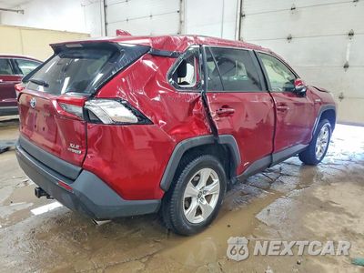 Trzecie zdjęcie samochodu z tyłu: 2021 TOYOTA RAV4 XLE VIN:JTMRWRFV5MD125927 - miniatura