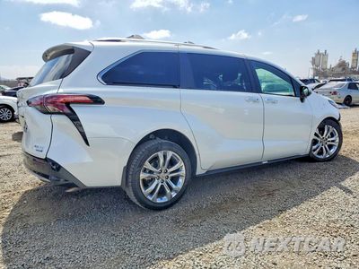 Trzecie zdjęcie samochodu z tyłu: 2024 TOYOTA SIENNA PLATINUM 7-PASSENGER VIN:5TDERKEC7RS223110 - miniatura
