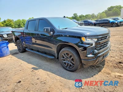 Czwarte zdjęcie samochodu z boku: 2023 CHEVROLET 1500 SILVE VIN:1GCUDEED3PZ299942 - miniatura