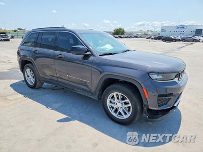 Czwarte zdjęcie samochodu z boku: 2025 JEEP GRAND CHEROKEE LAREDO VIN:1C4RJHAG3SC267858 - miniatura