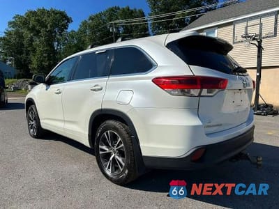 Drugie zdjęcie samochodu z przodu: 2018 TOYOTA HIGHLANDER LE VIN:5TDBZRFH3JS891836 - miniatura
