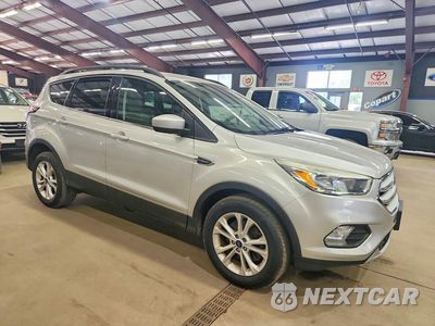 Czwarte zdjęcie samochodu z boku: 2018 FORD ESCAPE SE VIN:1FMCU9GD2JUA75321 - miniatura