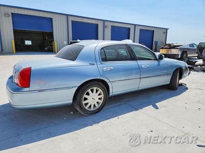 Trzecie zdjęcie samochodu z tyłu: 2010 LINCOLN TOWN CAR SIGNATURE LIMITED VIN:2LNBL8CVXAX620715 - miniatura