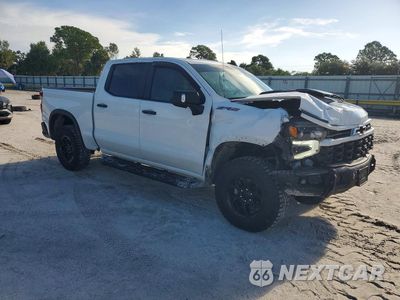 Czwarte zdjęcie samochodu z boku: 2024 CHEVROLET SILVERADO K1500 ZR2 VIN:3GCUDHE8XRG299184 - miniatura
