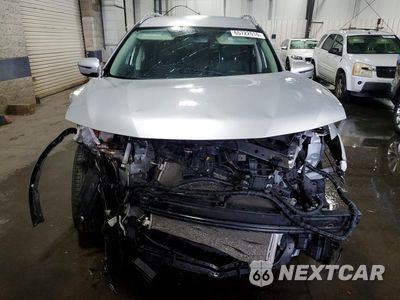 Piąte zdjęcie samochodu w środku: 2017 NISSAN ROGUE SV VIN:JN8AT2MT3HW400675 - miniatura