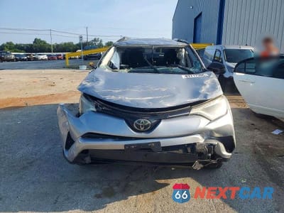 Piąte zdjęcie samochodu w środku: 2018 TOYOTA RAV4 LE VIN:2T3BFREV4JW701752 - miniatura