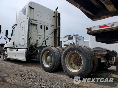 Drugie zdjęcie samochodu z przodu: 2011 FREIGHTLINER CASCADIA SEMI TRUCK VIN:1FUJGLBG8BSAW3765 - miniatura