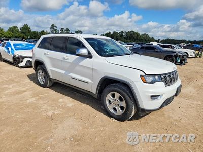 Czwarte zdjęcie samochodu z boku: 2017 JEEP GRAND CHEROKEE LAREDO VIN:1C4RJEAG1HC816495 - miniatura