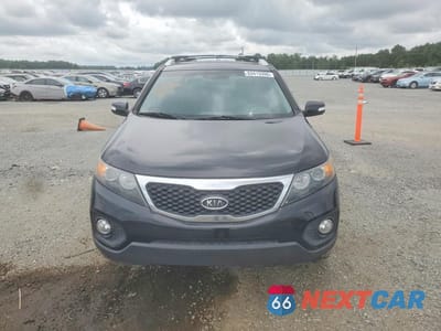 Piąte zdjęcie samochodu w środku: 2013 KIA SORENTO LX VIN:5XYKT3A67DG411934 - miniatura