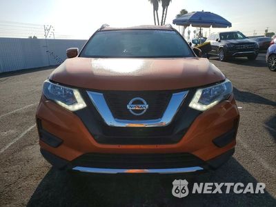 Piąte zdjęcie samochodu w środku: 2017 NISSAN ROGUE S VIN:JN8AT2MT8HW135302 - miniatura