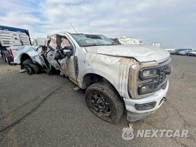 Czwarte zdjęcie samochodu z boku: 2024 FORD F350 SUPER DUTY VIN:1FT8W3BN1RED18799 - miniatura