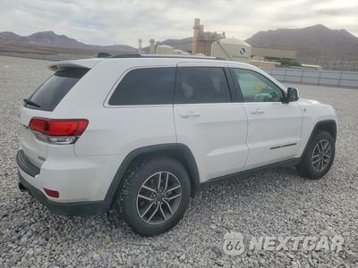 Trzecie zdjęcie samochodu z tyłu: 2020 JEEP GRAND CHEROKEE LAREDO VIN:1C4RJFAG2LC294426 - miniatura