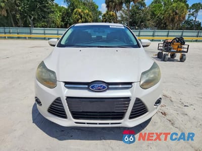 Piąte zdjęcie samochodu w środku: 2014 FORD FOCUS TITANIUM VIN:1FADP3J21EL240653 - miniatura