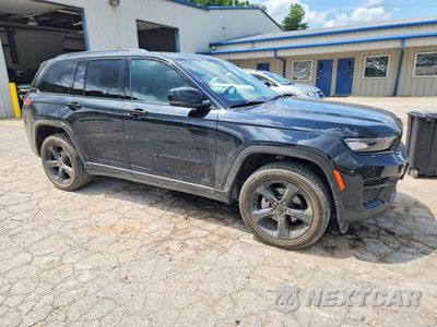 Czwarte zdjęcie samochodu z boku: 2025 JEEP GRAND CHEROKEE LAREDO VIN:1C4RJHAG9SC306310 - miniatura