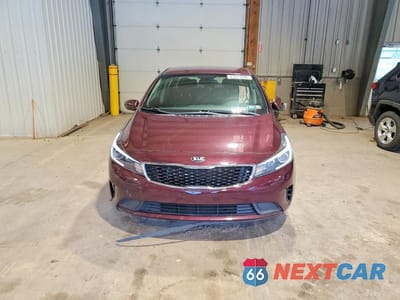Piąte zdjęcie samochodu w środku: 2018 KIA FORTE LX VIN:3KPFL4A77JE232642 - miniatura