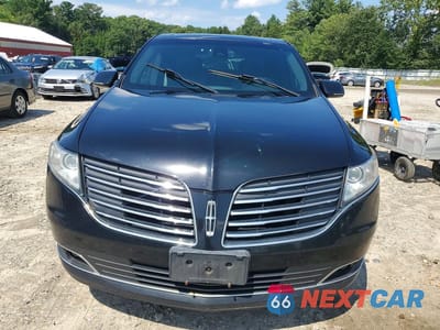 Piąte zdjęcie samochodu w środku: 2017 LINCOLN MKT VIN:2LMHJ5NK9HBL00282 - miniatura