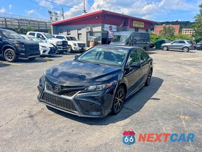 2021 TOYOTA CAMRY SE 4T1G11AKXMU589392 - główne zdjęcie licytacji z USA - miniatura