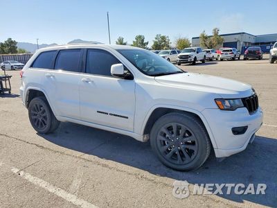 Czwarte zdjęcie samochodu z boku: 2017 JEEP GRAND CHEROKEE LAREDO VIN:1C4RJEAG0HC929953 - miniatura