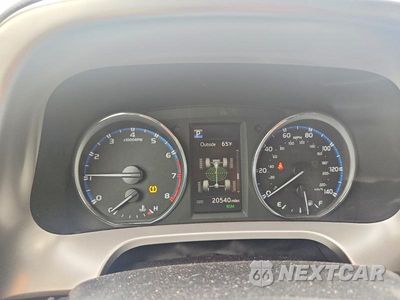 Zdjęcie 9 z 12 samochodu: 2018 TOYOTA RAV4 LIMITED VIN:JTMDFREV7JJ733084 - miniatura