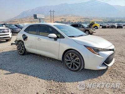 Czwarte zdjęcie samochodu z boku: 2019 TOYOTA COROLLA HATCHBACK XSE VIN:JTNK4RBEXK3060116 - miniatura