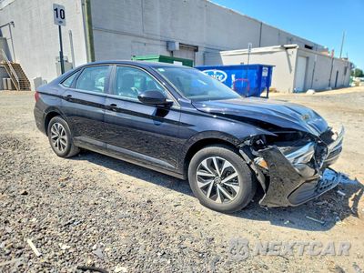 Czwarte zdjęcie samochodu z boku: 2024 VOLKSWAGEN JETTA S VIN:3VW5M7BU5RM011781 - miniatura