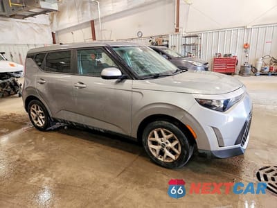 Czwarte zdjęcie samochodu z boku: 2025 KIA SOUL LX VIN:KNDJ23AU9S7932208 - miniatura