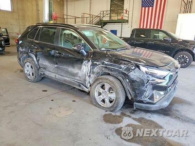 Czwarte zdjęcie samochodu z boku: 2024 TOYOTA RAV4 HYBRID XLE VIN:JTMRWRFV9RJ061660 - miniatura