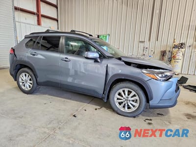 Czwarte zdjęcie samochodu z boku: 2023 TOYOTA COROLLA CROSS LE VIN:7MUBAABGXPV054036 - miniatura