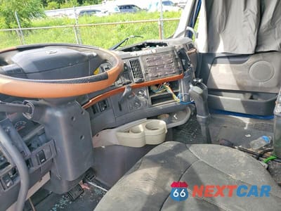 Zdjęcie 8 z 14 samochodu: 2006 VOLVO VNL SEMI TRUCK VIN:4V4NC9GH16N446350 - miniatura