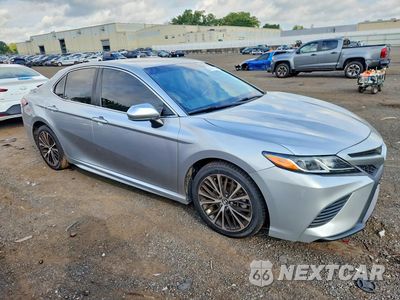 Czwarte zdjęcie samochodu z boku: 2020 TOYOTA CAMRY SE VIN:4T1G11AK7LU910822 - miniatura