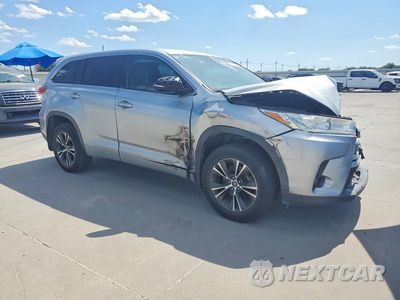 Czwarte zdjęcie samochodu z boku: 2018 TOYOTA HIGHLANDER LE VIN:5TDZARFH9JS040694 - miniatura