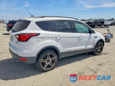 Trzecie zdjęcie samochodu z tyłu: 2019 FORD ESCAPE SEL VIN:1FMCU0HD1KUA47621 - miniatura