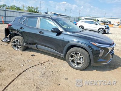 Czwarte zdjęcie samochodu z boku: 2025 CHEVROLET TRAX 1LT VIN:KL77LHEP2SC200550 - miniatura