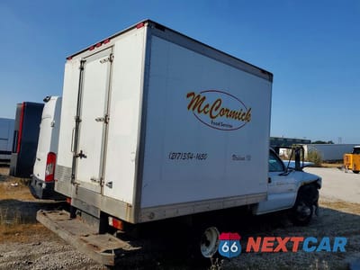 Trzecie zdjęcie samochodu z tyłu: 2003 CHEVROLET SILVERADO C3500 REFRIGERATED BOX TRUCK VIN:1GBJC34U43E189161 - miniatura