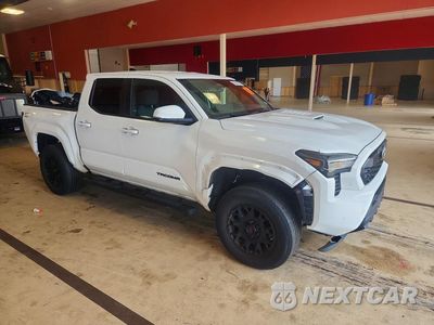 Czwarte zdjęcie samochodu z boku: 2024 TOYOTA TACOMA TRD SPORT VIN:3TMLB5JN6RM071230 - miniatura