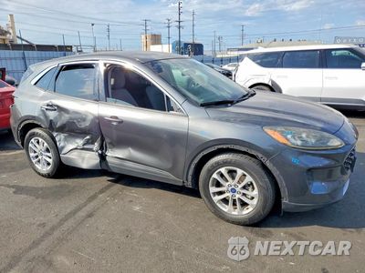 Czwarte zdjęcie samochodu z boku: 2020 FORD ESCAPE SE VIN:1FMCU0G6XLUA14010 - miniatura