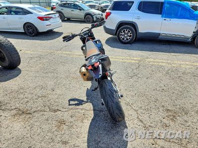 Czwarte zdjęcie samochodu z boku: 2024 KTM 690 SMC R VIN:VBKLSV403RM762760 - miniatura
