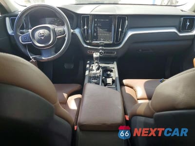 Zdjęcie 8 z 13 samochodu: 2019 VOLVO XC60 T5 MOMENTUM VIN:LYV102DK3KB280658 - miniatura