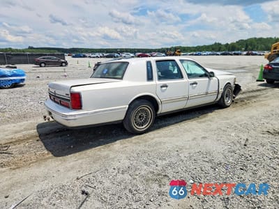 Trzecie zdjęcie samochodu z tyłu: 1996 LINCOLN TOWN CAR EXECUTIVE VIN:1LNLM81W6TY717314 - miniatura