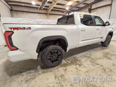 Trzecie zdjęcie samochodu z tyłu: 2026 TOYOTA TUNDRA PLATINUM HV VIN:5TFWC5ECXTX010676 - miniatura